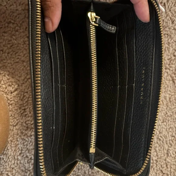 Tory Burch Black purse & wallet with sleek Design - Picture 8 of 8